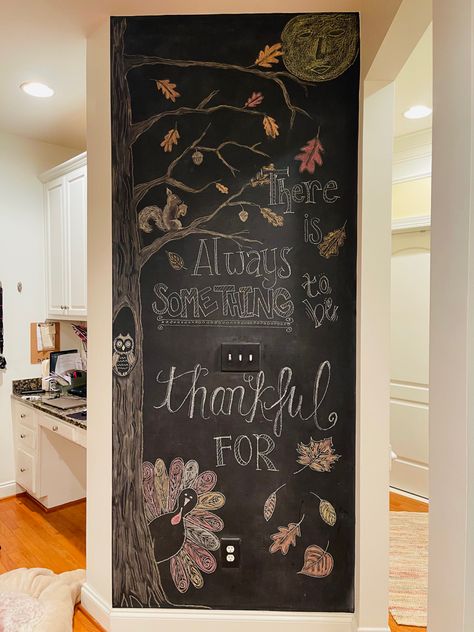 Fall-inspired Thanksgiving chalk wall Thanksgiving Blackboard Ideas, Thanksgiving Chalkboard Art Easy, Thanksgiving Chalk Art, Thanksgiving Chalkboard Art, Thanksgiving Chalkboard, Chalkboard Door, Fun Chalk Art, Window Drawing, Chalk Wall