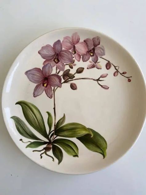 35 Pottery Painting Ideas: Ideas For Creative & Artistic Soul Creative Painting Ideas, Ceramics Bowls Designs, Pottery Painting Ideas, Acrylic Painting Flowers, Acrylic Painting Tips, Painted Plates, Oval Plates, Butterfly Painting, China Painting