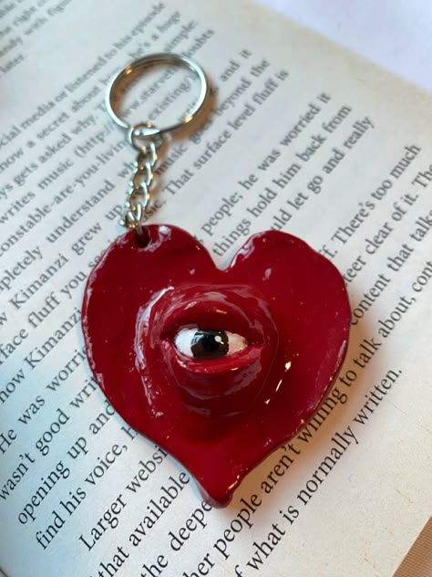 Valentines Clay Crafts, Air Dry Clay Ideas Gothic, Air Dry Keychain, Air Dry Clay Key Chains, Clay Crafts Heart, Air Dry Clay Ideas Keychain, Airclay Ideas Diy, Air Dry Clay Keychain, Clay Date