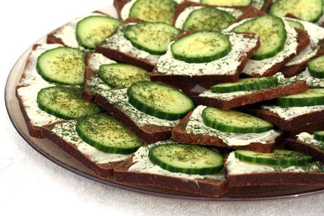 cucumber-sandwiches Cream Cheese Appetizer, Tea Sandwich, Vegetable Appetizers, Cucumber Sandwiches, Cheese Appetizers, Rye Bread, Tea Sandwiches, Italian Dressing, Crescent Rolls