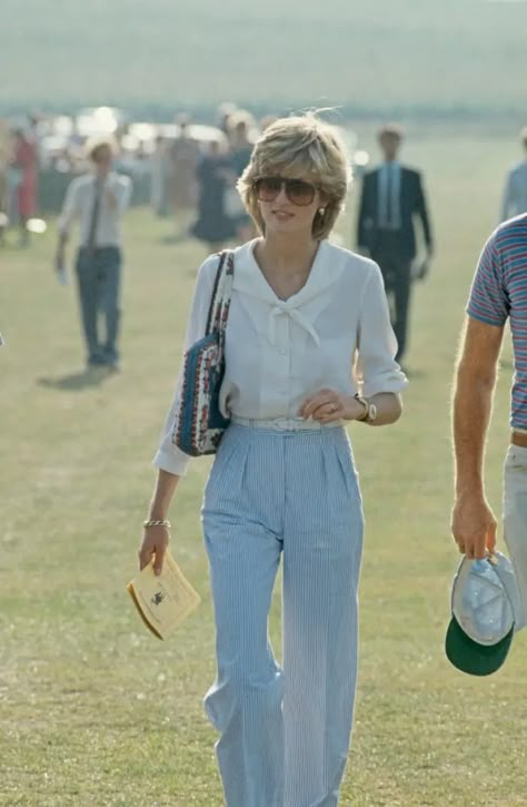 Princess Diana's Best Casual Outfits Over the Years - Business Insider Princess Diana Outfits, Diana Outfits, Princess Diana Style, 1980s Fashion Women, Queen Diana, Diana Style, Princess Diana Fashion, Princes Diana, Diana Fashion