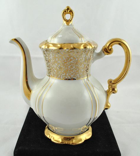 ** Čajová konvička -zlacený porcelán r. 1940 ** Tea Party Tea, Gold Silverware, Gold Dinnerware, Antique China, Chocolate Pots, Chocolate Coffee, Decorative Art, Gold Gilding, Tea Room