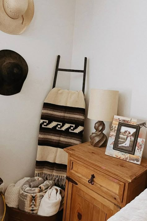 western bedroom ideas Western Bedding Idea, Western Home Decor Minimalist, Cozy Western Home Decor, Subtle Western Bedroom, Western Small Bedroom Ideas, Small Western Apartment, Western Studio Apartment, Western Home Bedroom, Boho Western Home Inspiration