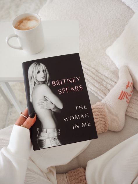 Books Britney Spears Memoir, The Woman In Me Britney Spears, Britney Spears Book, It Girl Books, Inspo Wall, 2024 Books, Books 2024, Celebrity Books, Lonely Heart