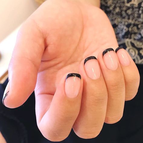 Best Nails With Black Dress, Short Modern French Tip Nails, Modern French Tip Nails Oval, Nail Color For Formal Black Dress, French Tip Nail Ideas Short, Short Black Tip Nails, Short Black French Nails, Black French Tip Nails Short, Black Manicure Short