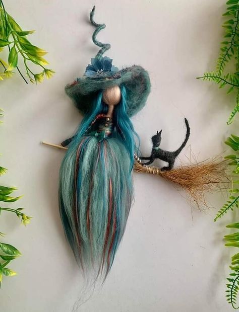 Needle Felt People, Witchy Needle Felting, Felted Witch, Diy Yarn Dolls, Halloween Witch Dolls, Baba Jaga, Felt Angel, Moon Crafts, Needle Felting Diy