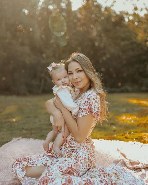 Mother Daughter First Birthday Pictures, Mom And 7 Month Old Photos, Mom And Me Outdoor Photoshoot, 1st Mother’s Day Photoshoot, Mommy And Me Sitting Poses, Mommie And Me Photo Shoot, Mom And Baby Mothers Day Photos, Mommy And Me Outside Photo Shoot, Mom And 1 Year Daughter Photoshoot