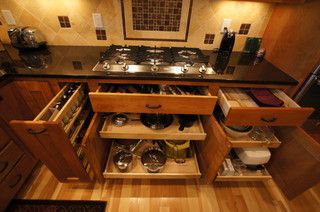 Sabaka Trail Kitchen and Dining Room - craftsman - kitchen - chicago - by A Better Home Remodeling Craftsman Home Office, Flat Top Stove, Kitchen Cooktop, White Oak Kitchen, Recessed Panel Cabinets, Small Kitchen Layouts, Craftsman Kitchen, Flat Panel Cabinets, Spanish Style Home