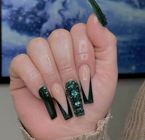 Emerald Green Nails Acrylic Coffin Prom, Emerald Green Nails Acrylic Coffin Medium, Jewel Green Nails, Green V Tip Nails, Emerald Green Nails With Gold French Tip, Green French Tip Nails With Rhinestones, Birthday Nails Emerald Green, Emerald Green Nail Ideas Acrylic, Dark Green Long Acrylic Nails