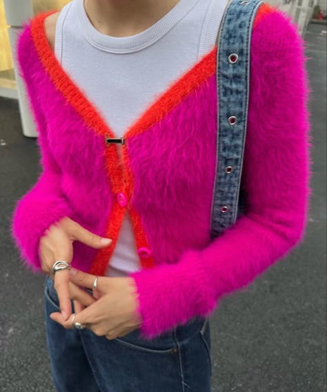 Neon Pink Sweater Outfit, Knitted Sweater Outfit, Diy Knitting Machine, Winter Wardrobe Capsule, Neon Pink Sweater, Pink Sweater Outfit, Pink Knitted Sweater, Diesel Bag, Knit Sweater Outfit