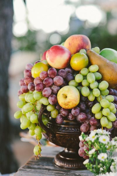 Fruit-Filled Centerpieces For Your Reception. #weddings #centerpieces #fruit Fruit Bowl Decor Centerpieces, Veggie Centerpieces, Magnolias Wedding Bouquet, Budget Centerpieces, Fruit Bowl Display, Edible Centerpieces, Deco Fruit, Fruits Decoration, Fruit Centerpieces