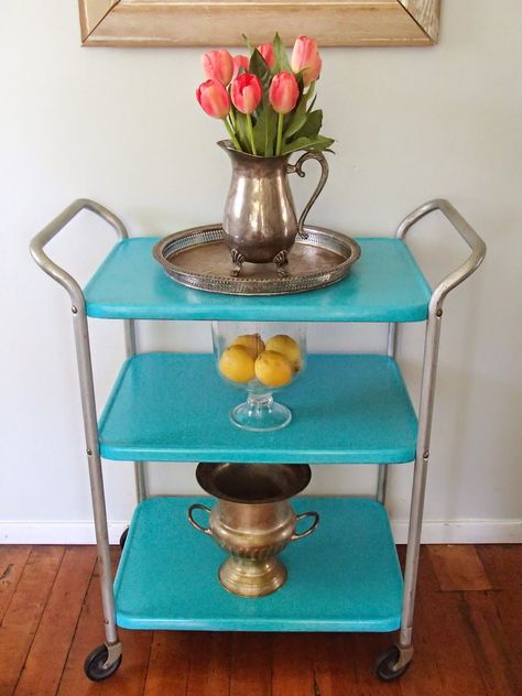 D.D.'s Cottage and Design: Vintage Bar Cart Re-Do Apartment Decorating Vintage, Vintage Carts, Industrial Bar Cart, Vintage Cart, Metal Cart, Gold Bar Cart, Cart Ideas, Kitchen Retro, Vintage Bar Carts