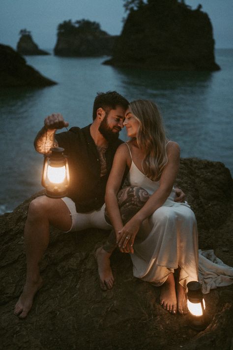 Couples Lantern Pictures, Evening Couple Photoshoot, Couple Lantern Photos, Lantern Couple Photoshoot, Night Couple Shoot, Evening Beach Photoshoot, Waterfall Couple Photoshoot, Lantern Photoshoot, Blue Hour Photoshoot