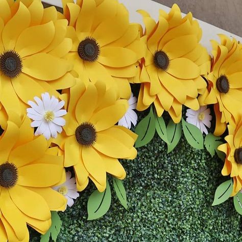 Roxy on Instagram: "Current favorite bloom-SUNFLOWER🌻😍
Our hedgewall with sunflowers+ daisies was the perfect photo backdrop for families this Easter Sunday 💛
Thank you again @hccthechurch for choosing Blooming Petals .
.
.
#papersunflowers #paperdaisies #springbackdrop #backdroprental #photobackdrop" Paper Sunflowers, Sunflowers And Daisies, Easter Sunday, Photo Backdrop, Roxy, Sunflower, Daisy, Easter, Thank You