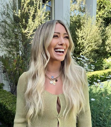 Hilary Duff on Instagram: "Thank god I flossed today… Summer Hilary 22’ ❤️‍🔥 If you care to know… •Full highlight using Blonde Solutions and 20volume. Added In Common Cashmere Fusion to lightener for added protection. Root tap was Redken Shades EQ 1oz 7na with .25 oz 6n All over toner Redken Shades EQ 9n + 9v + 9gi equal parts for sparkle. ✨ @nikkilee901 is blonde goddess creator! @lisasatornhair is big ass weave giver and @clinttorresbeauty actually did it all ☺️" Hilary Duff Hair Color, Hilary Duff Hair, Hilary Duff Style, Blonde Dye, Fall Blonde Hair, Kedokteran Gigi, Ash Blonde Hair Colour, Hillary Duff, Ash Blonde Hair