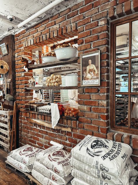 Bagel Shop Interior, Bagel Shop Aesthetic, Cream Cheese And Jam, Cheese And Jam, Types Of Bagels, Bagel Cafe, Pizza Bagels, Museum Interior, Bagel Shop