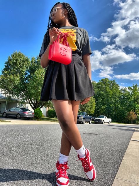 Red And White High Top Dunks Outfit, Red Telfar Bag Outfit, Gym Red Dunks Outfit, School Fits Black, Red Dunks Outfit, Red Telfar Bag, Outfit With Pleated Skirt, Nike Dunks Outfit Woman, Telfar Bag Outfit