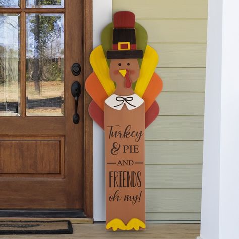 Wood Porch Decor, Thanksgiving Wood Crafts, Wooden Turkey, Colorful Wings, Wood Porch, Fall Wood Crafts, Turkey Decor, Metal Bow, Thanksgiving Decorations Diy