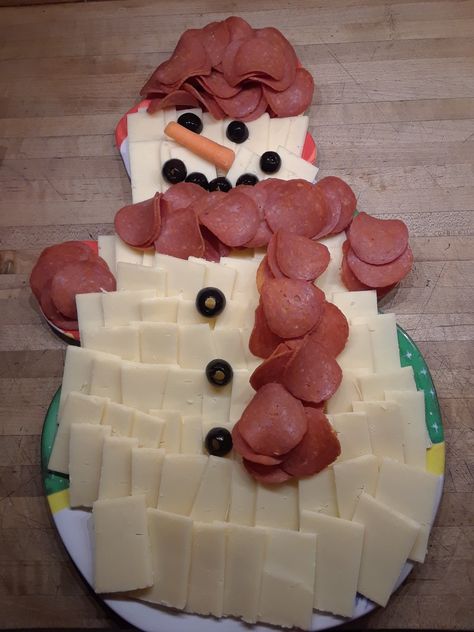 January Charcuterie Board Ideas, Charcuterie Board Snowman, Winter Wonderland Appetizers, Santa Face Cheese Platter, Snow Themed Party Food, Snowman Veggie Tray, Snowman Charcuterie Board, Snowman Veggie Platter, Snowman Cheese Board