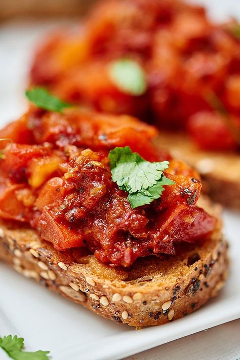 Sun Dried and Roma Tomato Bruschetta - Flavorful and has amazing texture...I swear, you won't believe it's healthy for you! Valentines Day Meals, Tomato Bruschetta Recipe, Roma Tomato, Caviar Recipes, Beans On Toast, Tomato Bruschetta, Bruschetta Recipe, Sundried Tomato, Sweet Basil