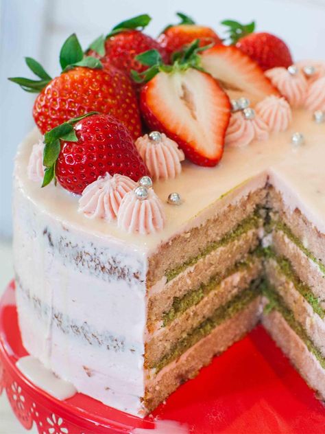 beautiful strawberry basil cake sliced open with strawberries Basil Cake, Basic Vanilla Cake Recipe, Strawberry Vanilla Cake, Strawberry Basil, Cake Video, Strawberry Cake Recipes, Strawberry Buttercream, Cake Layers, Berry Cake