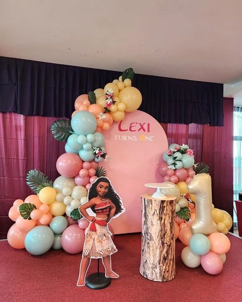 Sims Luv Creations (@simsluvcreations) • Instagram photos and videos 1st Birthday Summer, Moana Balloon Garland, Moana Backdrop, Moana Party Decorations, Moana Birthday Party Theme, Moana Theme Birthday, First Birthday Balloons, Moana Theme, Party Setup