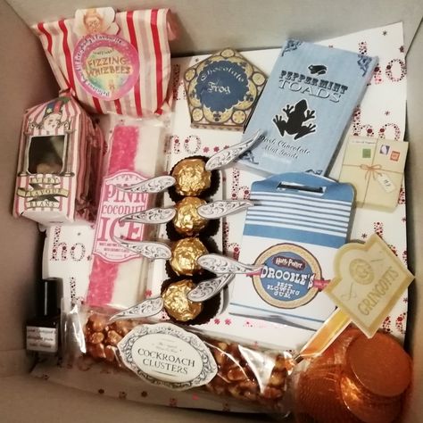 Harry potter gift box ideas made from Pinterest pins Harry Potter Gift Basket, Harry Potter Wedding Gifts, Boyfriend Basket, Harry Potter Presents, Harry Potter Gift Box, Enchiladas Beef, Valentines Gift For Boyfriend Baskets, Harry Potter Weihnachten, Costume Homemade