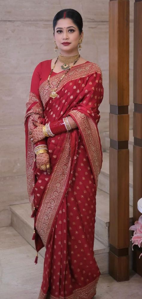 Karwa Chauth Look In Red Saree, Karwa Chauth Photoshoot, Karwa Chauth Look, Traditional Housewife, Handsome Women, Saree Wearing, Saree Wearing Styles, Dress Book, Ear Style