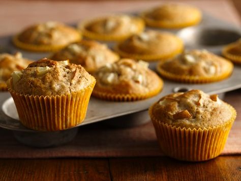 Enjoy these sweet muffins made using Bisquick Heart Smart® mix, pear and ginger - delicious baked bread. Baked Fruit Recipes, Ginger Muffins, Pear Muffins, Sausage Muffins, Sweet Muffins, Gingerbread Muffins, Pear Ginger, Bisquick Recipes, Cream Cheese Muffins