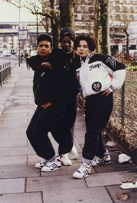 She Rockers (London Rap/Dance Crew), Shepherd’s Bush Green, London, 1988 Look Hip Hop, Jamel Shabazz, Cultura Hip Hop, 80s Trends, 80s Hip Hop, Hip Hop Chains, 90s Hip Hop Fashion, Fashion 80s, Vintage Black Glamour