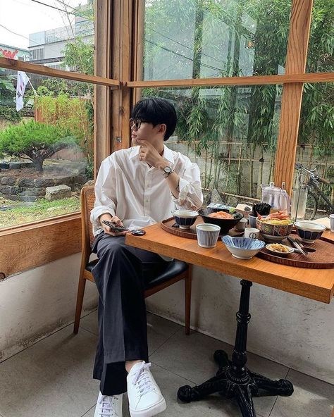 Picnic Date Outfits, Coffee Shop Concept, Korean Street Fashion Men, Man Cafe, Korean Cafe, Coffee Date Outfits, Ootd Poses, Asian Men Fashion, Male Pose Reference