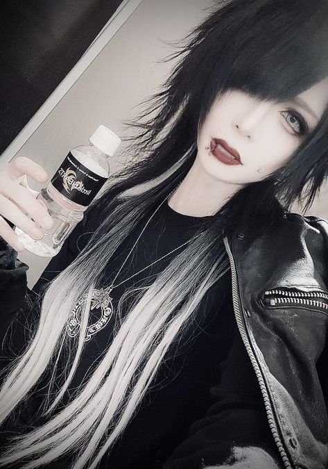 Visual Kei Makeup, Visual Kei Fashion, Kei Visual, Aesthetic People, Dream Hair, Eyebrow Makeup, Long Hair Cuts, Pretty Selfies, Visual Kei