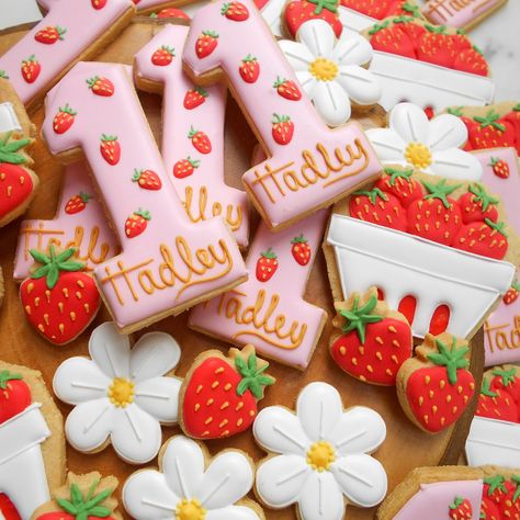 First Birthday Cookies, Personalised Biscuits, Strawberry Shortcake Birthday, Strawberry Shortcake Party, Biscuits Cookies, Iced Biscuits, 1st Birthday Party Decorations, Strawberry Baby, 1st Birthday Party Themes