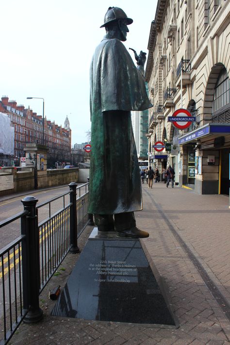 Statue of Sherlock Holmes just outside the Baker Street station, London. London Sherlock Holmes, British Landmarks, Literary Characters, 221b Baker Street, Things To Do In London, London Calling, London Underground, Kew Gardens, Baker Street