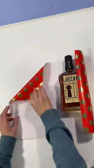 Bottle wrapping ideas with elegant designs and step-by-step tutorial. Christmas Gift Bottle Ideas, Wrapping A Liquor Bottle Gift Ideas, Booze Gifts Christmas, Alcohol Bottle Wrapping Ideas, Liquor Birthday Gift Ideas, How To Gift Wrap A Bottle Of Alcohol, Beer Wrapping Ideas, How To Wrap Xmas Presents, Gift Wrapping A Bottle Of Alcohol