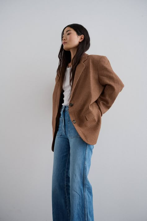 Gatsby Blazer Brown Tan Blazer Fall Outfit, Boyfriend Jeans Blazer Outfit, Styling Brown Shirt, Denim And Brown Outfit, Brown Checkered Blazer Outfit, Brown Blazer Outfit Casual, Fall Blazer Outfits, Checkered Blazer Outfit, Blazer Jeans Outfit