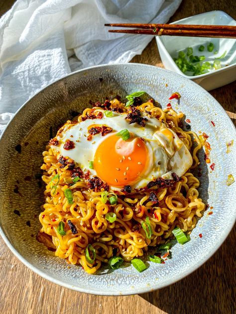 Chili Oil Dishes, Dried Ramen Noodle Recipes, Chili Oil Ramen Recipe, Chili Crisp Ramen, Ramen With Chili Oil, Ramen Chili Oil, Chili Ramen Noodle Recipes, Chili Oil Ramen Noodles, Chili Oil Uses