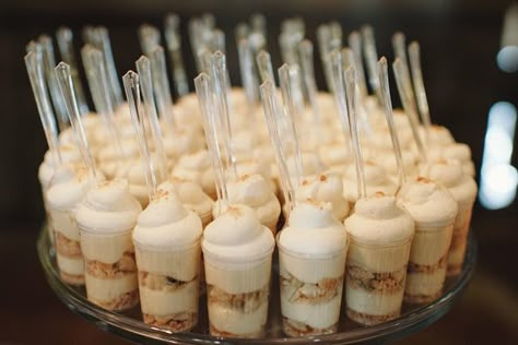 Dessert Shooters Wedding, Lemon Lush Dessert, Dessert Shooters Recipes, Shot Glass Desserts, Raspberry No Bake Cheesecake, Banana Pudding Desserts, Bake Banana, Pudding Cheesecake, Dessert Shooters