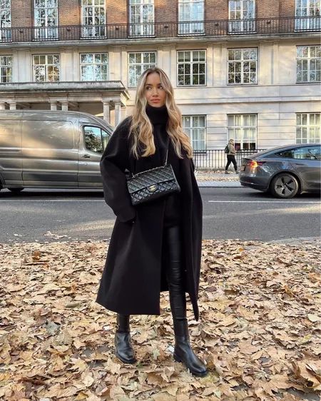 All Black Coat Outfit, Coat Outfit Black, Winter Outfits With Black Coat, Black Knee Boots Outfit Winter, Outfit With Black Coat, Knee Boots Winter Outfit, Black Coat Winter Outfit, Black Knee High Boots Outfit Winter, Black Knee Boots Outfit