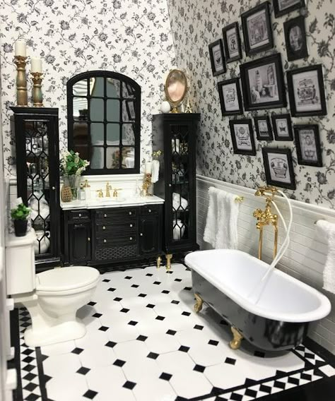 Dollhouse Decorating, Dollhouse Bathroom, Doll House Plans, Mini Doll House, Black White And Gold, Doll House Crafts, Victorian Dollhouse, White Bath, Dolls House Interiors