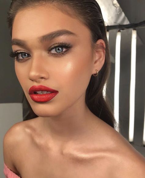 Eye Makeup Glitter, Red Lips Makeup Look, Make Up Inspiration, Formal Makeup, Red Lip Makeup, The Best Skincare, Soft Glam Makeup, Braut Make-up, Beauty Make-up