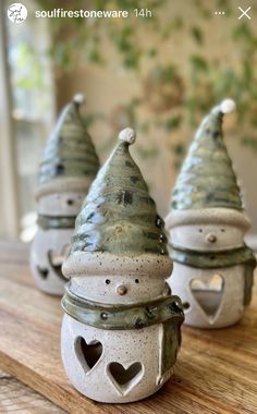 Christmas Sculpture Clay, Ceramic Snowman Handmade, Winter Ceramics Ideas, Xmas Pottery Ideas, Christmas Ceramics Pottery, Christmas Ceramic Ideas, Winter Pottery Ideas, Pottery Christmas Ideas, Christmas Ceramics Ideas Pottery