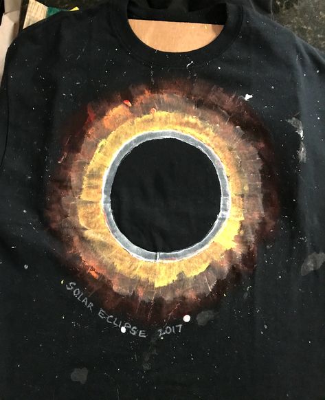 Great American Total Solar Eclipse Tshirt Craft! Fun Last Minute Solar Eclipse T-shirt Project or Great Activity For A Solar Eclipse Party For Kids and Adults #solareclipse #eclipsetshirt Solar Eclipse Costume, Solar Eclipse Shirt Ideas, Solar Eclipse Party Ideas, Eclipse For Kids, Science Kids Activities, Eclipse Tshirts, Eclipse Themed Food, Eclipse Crafts, Solar Eclipse Party