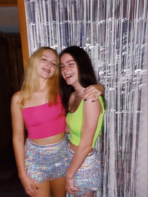 Neon Clubbing Outfits, Black Light Party Outfit Ideas, Neon Party Outfits Aesthetic, Colourful Party Outfit, Neon Birthday Outfit, Neon Birthday Party Outfit, Neon Rave Outfits Ideas, Neon Outfits Aesthetic, Neon Party Outfit For Women