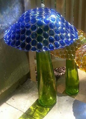 DIY Glass Mushrooms using a Glass Bowl & Bottle....these are the BEST Yard Art Ideas! Diy Yard Art, Outdoor Crafts, Glass Garden Art, Garden Crafts Diy, Glass Mushrooms, Diy Yard, Glass Gems, Kew Gardens, Glass Garden