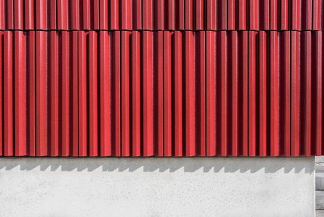 The Benefits of Ceramic Facade Cladding in 3 Remarkable Architectural Projects | ArchDaily Ceramic Facade, Rainscreen Cladding, Brick Material, Facade Panel, Brick Cladding, Sustainable Building Materials, House Cladding, Glazed Brick, Facade Material