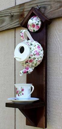 Upcycle Projects and Ideas - DIY Upcycled Household Items and Junk Into Furniture, Decor and More - Reusero diy ideas Teapot Birdhouse, Diy Outdoor Space, Shabby Chic Porch, Garden Art Crafts, Garden Crafts, Fairy House, Birdhouse, Cool Diy, Tea Pot