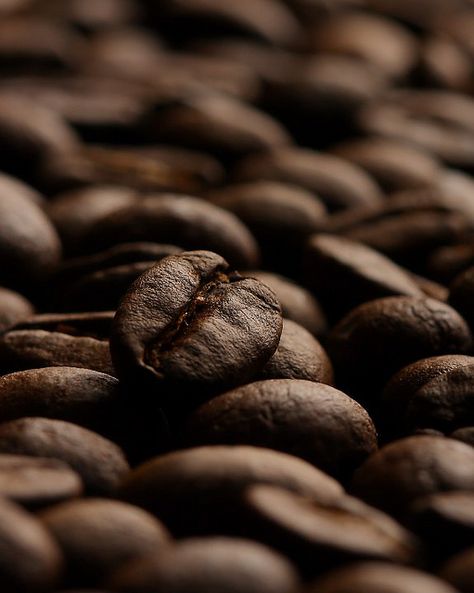 Macro Coffee Beans by Picture Zealot / Coffee Shop Stuff Coffee Talk, Coffee Photography, Dark Roast, Chocolate Coffee, Coffee Cafe, Coffee Roasting, Coffee Love, Coffee Art, Coffee Addict