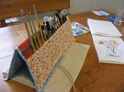 Camp Follower Bags and Quilts: Paint Brush case Paint Brush Roll Up Case Pattern, Artist Paint Brush Holder Diy, Paint Brush Holder Ideas, Sew Paint Brush Holder, Paint Brush Holder Sewing Pattern, Paint Brush Roll Up Case, Diy Paint Brush Holder, Paint Brush Roll, Diy Brush Holder