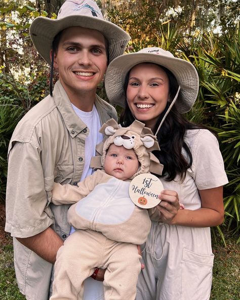 Had so much fun dressing up our baby boy as a lion! We joined the fun as safari people 🌿☺️🌾🍄 Lion Family Halloween Costume, Family Lion Costumes, Baby Lion Costume Family, Monkey Family Costume, Lion Family Costume, Safari Family Costume, Safari Halloween Costume Family, Lion King Family Costume, Lion Toddler Costume